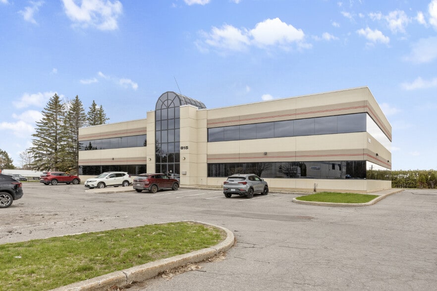 815 Taylor Creek Dr, Ottawa, ON à louer - Photo principale – Image 1 sur 8