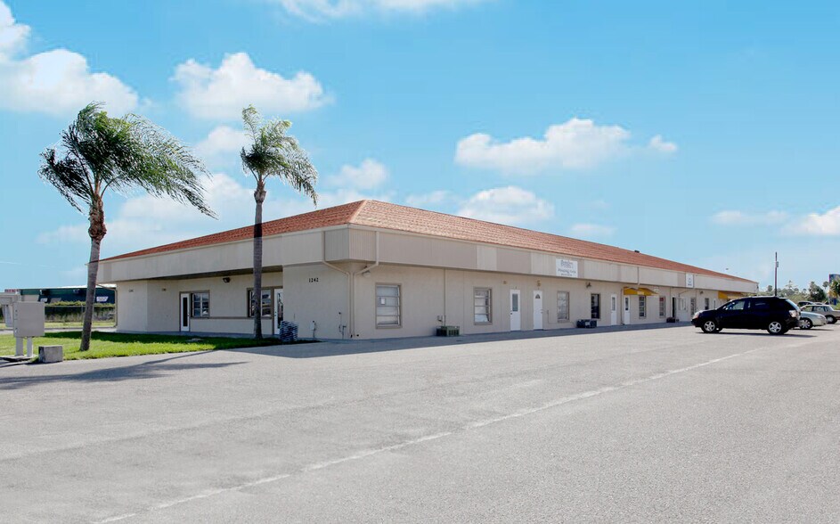 1242 Market Cir, Port Charlotte, FL à louer - Photo principale – Image 1 sur 3
