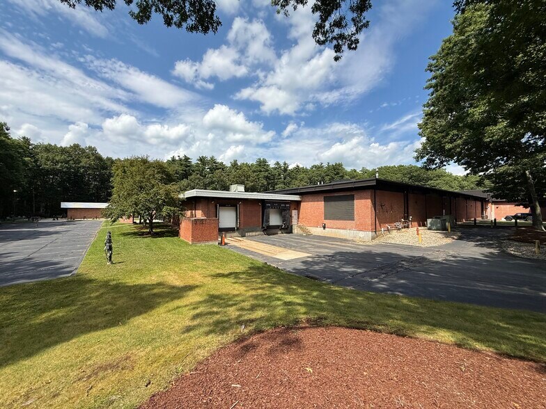 50 Tower Ln, Avon, CT à vendre - Photo de l’immeuble – Image 3 sur 19