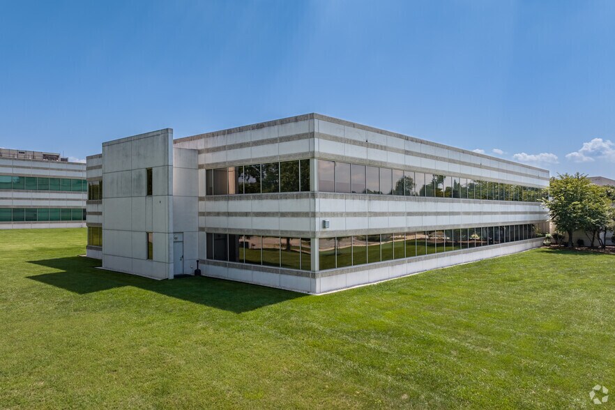 4090 Premier Dr, High Point, NC à louer - Photo de l’immeuble – Image 2 sur 23