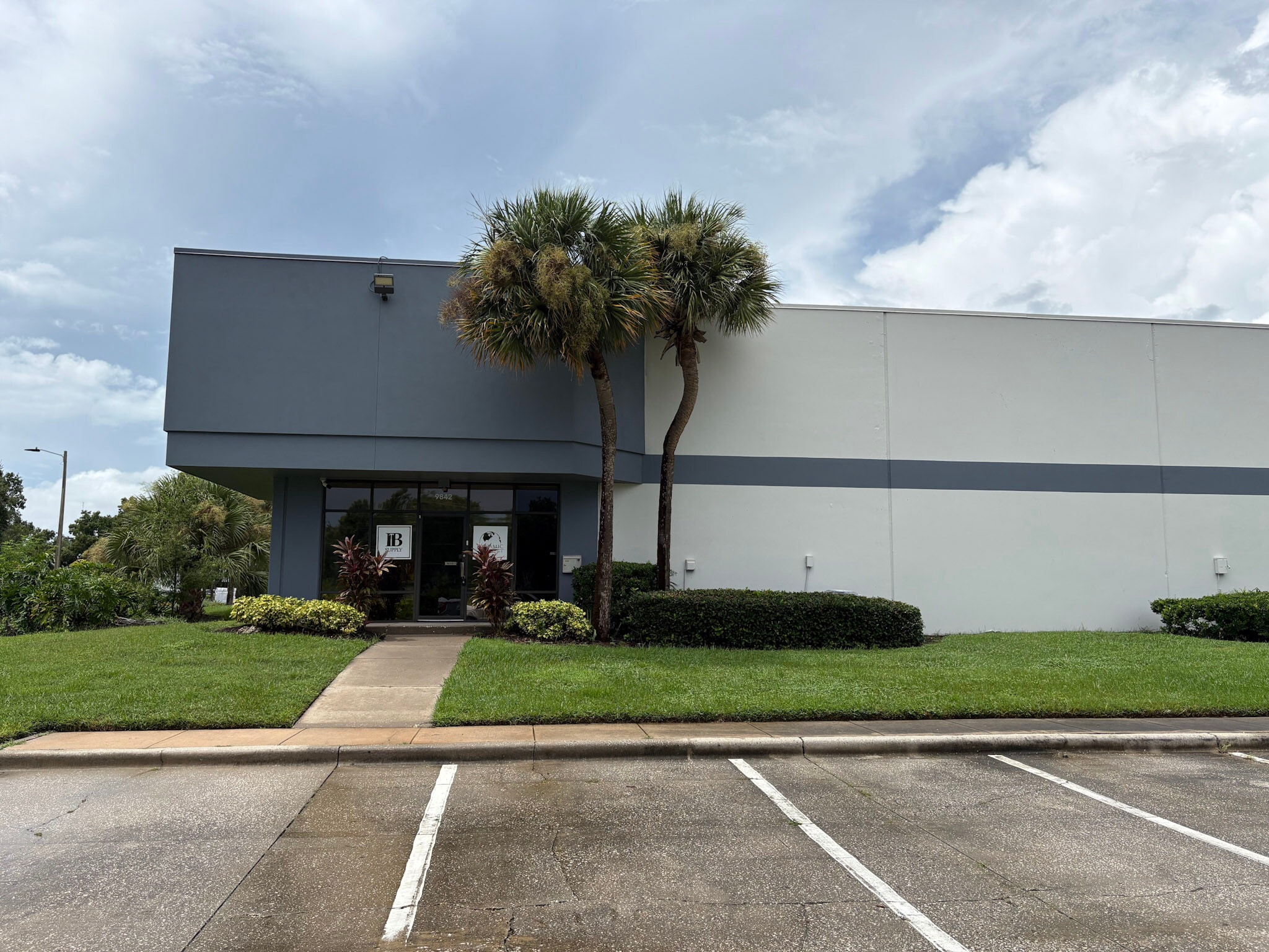9842-9860 Currie Davis Dr, Tampa, FL à louer Photo intérieure– Image 1 sur 18
