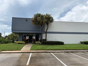 9842-9860 Currie Davis Dr, Tampa, FL à louer Photo intérieure– Image 1 sur 18