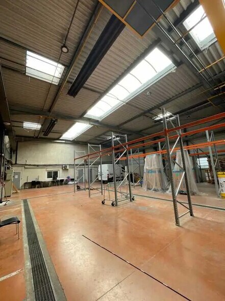 Local d’activités dans Bron à louer - Photo intérieure – Image 3 sur 11