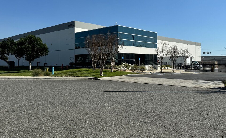 12450 Philadelphia St, Eastvale, CA à louer - Photo de l’immeuble – Image 2 sur 4