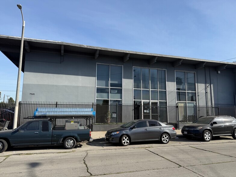 7535 Woodman Pl, Van Nuys, CA à louer - Photo de l’immeuble – Image 2 sur 27
