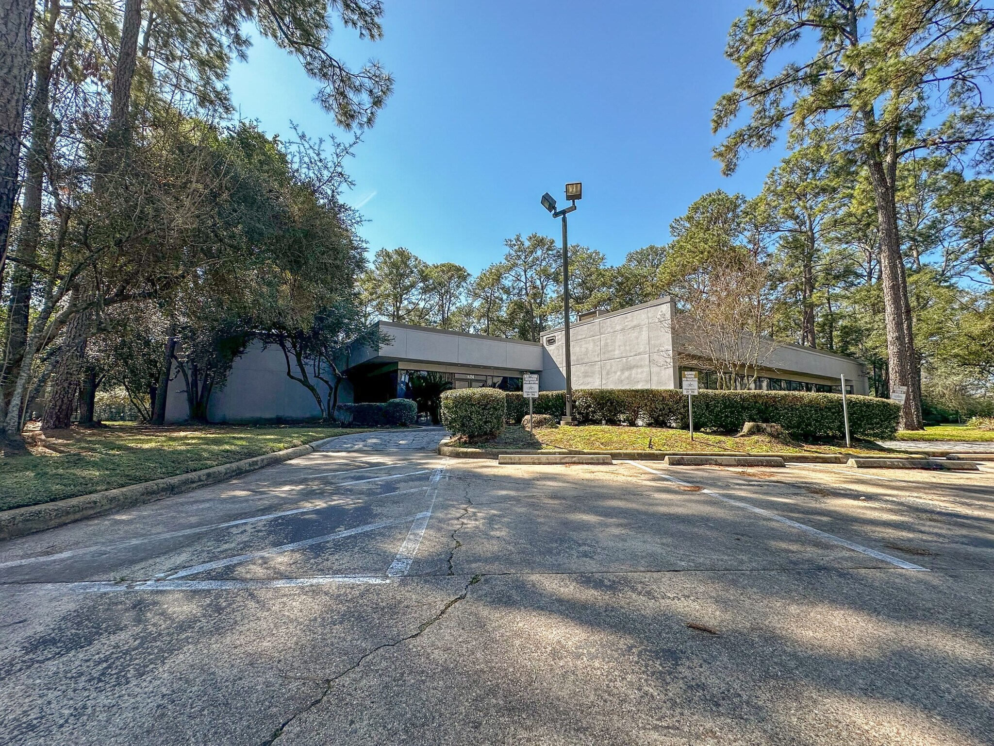 14350 W Sylvanfield Dr, Houston, TX à vendre Photo de l’immeuble– Image 1 sur 7