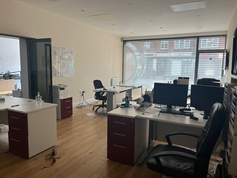 4, 6 & 6A Village Way East, Harrow à vendre - Photo intérieure – Image 2 sur 7