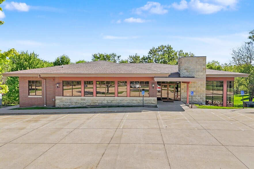 2680 Berkshire Pky, Des Moines, IA à vendre - Photo de l’immeuble – Image 1 sur 5