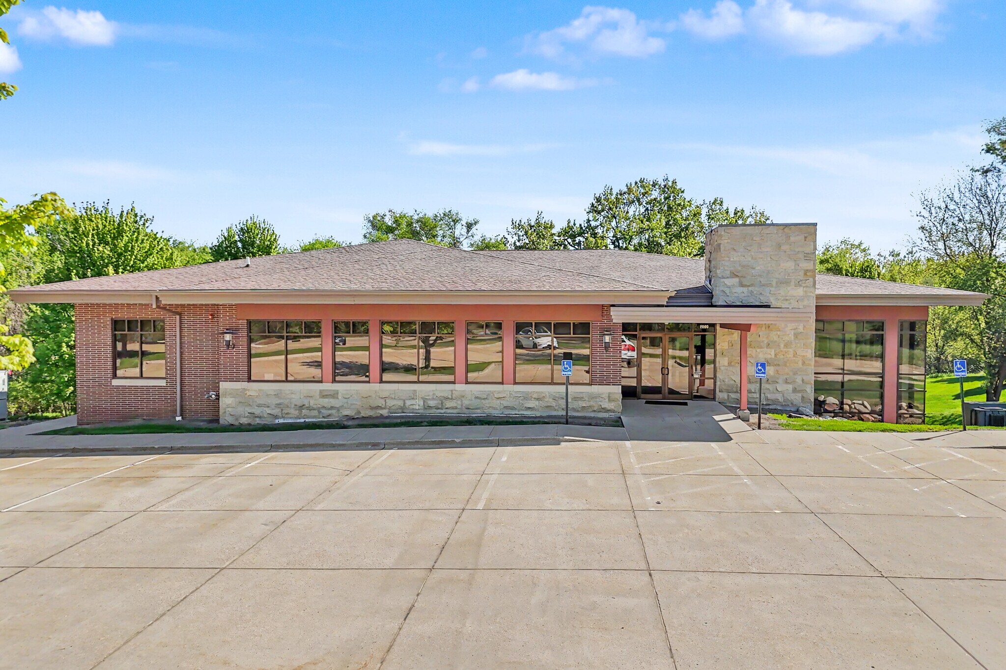 2680 Berkshire Pky, Des Moines, IA à vendre Photo de l’immeuble– Image 1 sur 6