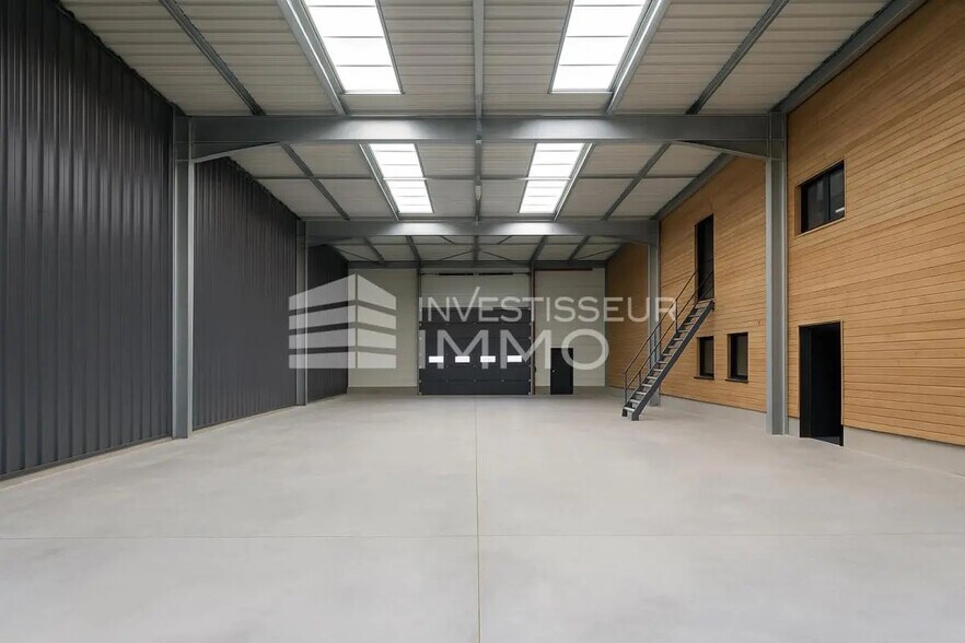 Local d'activités dans Saint-Fargeau-Ponthierry à vendre - Photo de l’immeuble – Image 2 sur 4