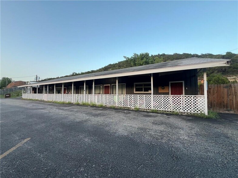 130 Charter Oak Dr, Canyon Lake, TX à vendre - Photo de l’immeuble – Image 1 sur 17