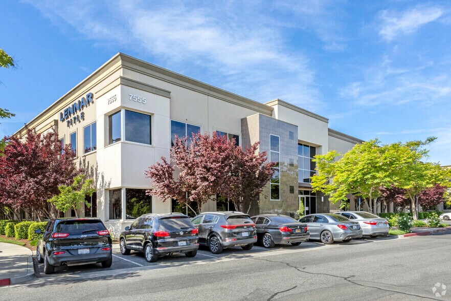 7555 N Palm Ave, Fresno, CA à louer - Photo principale – Image 2 sur 6