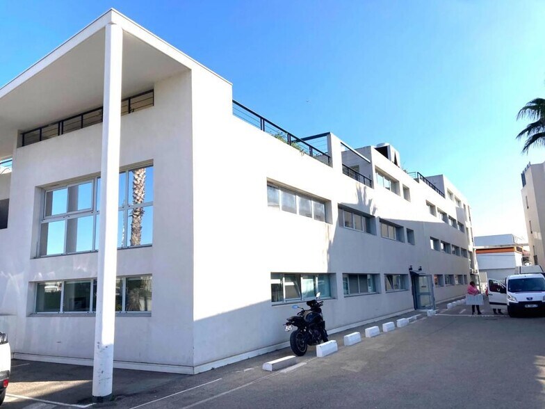 12 Avenue Des Arlucs, Cannes à louer - Photo de l’immeuble – Image 1 sur 6