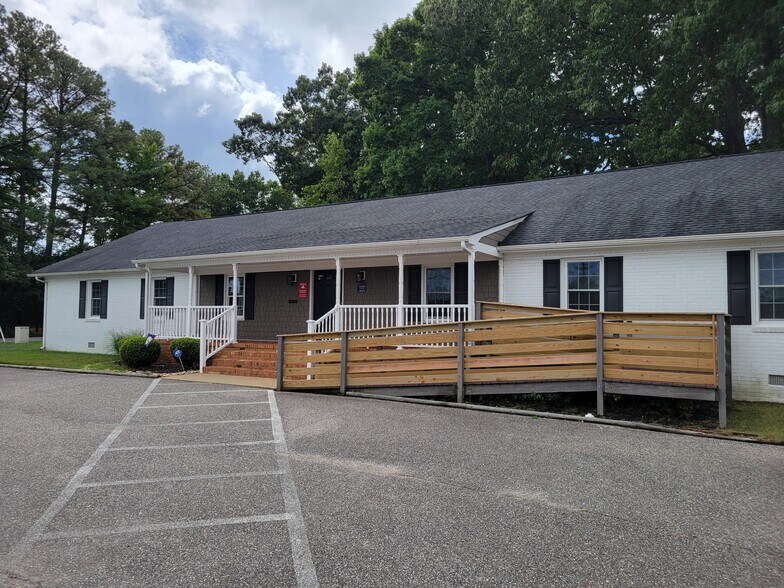 14203 Old Courthouse Way, Newport News, VA à vendre - Photo de l’immeuble – Image 2 sur 2