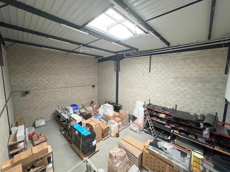 Local d’activités dans Poissy à louer - Photo de l’immeuble – Image 2 sur 7