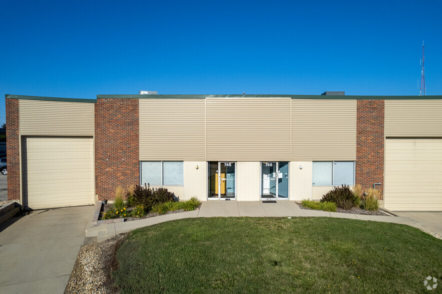 736-776 Industrial Dr, Elmhurst, IL à louer - Photo de l’immeuble – Image 2 sur 12
