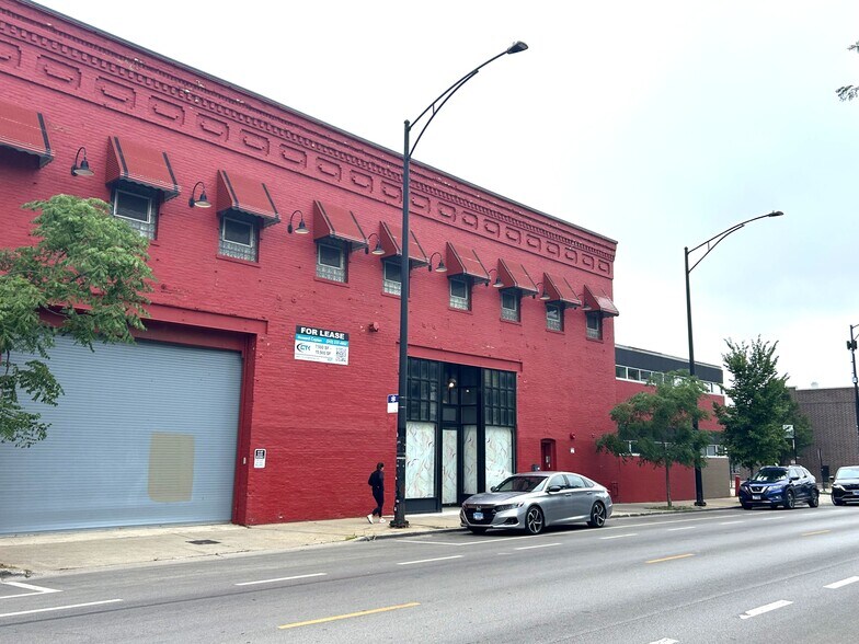 2549 W Armitage Ave, Chicago, IL à louer - Photo de l’immeuble – Image 2 sur 5