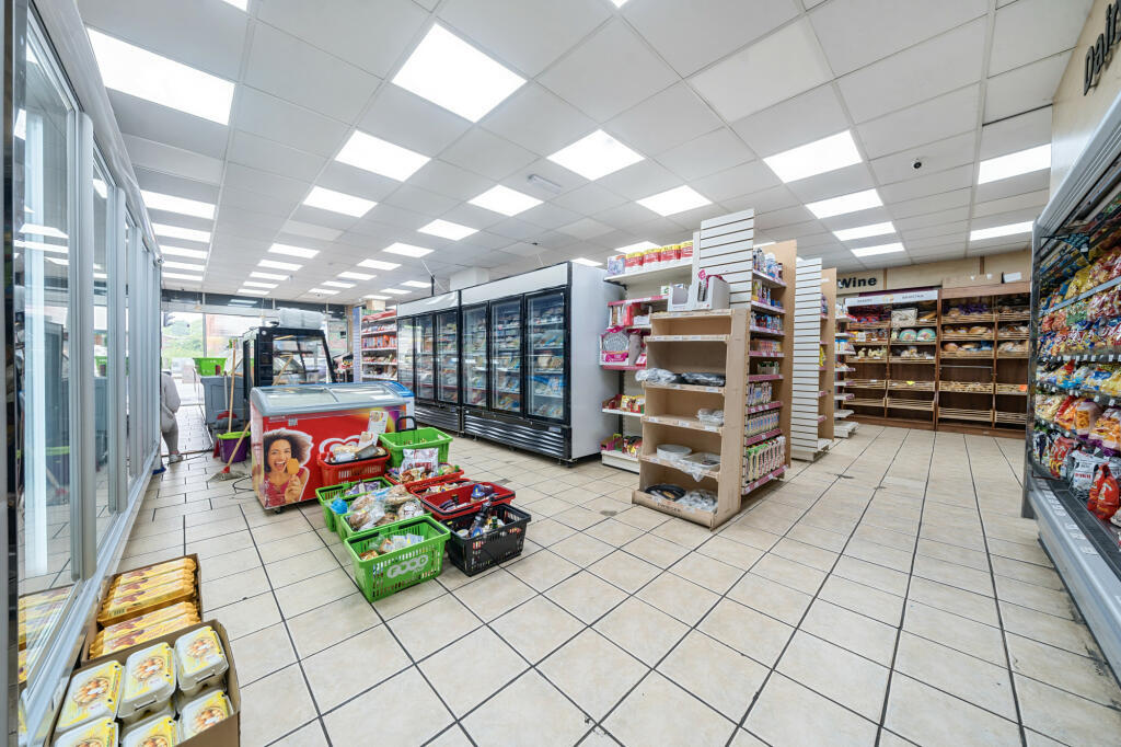 560-562 Hyde Rd, Manchester, GTM M18 7EE - Lot 560 -  - Photo intérieure - Image 2 of 4