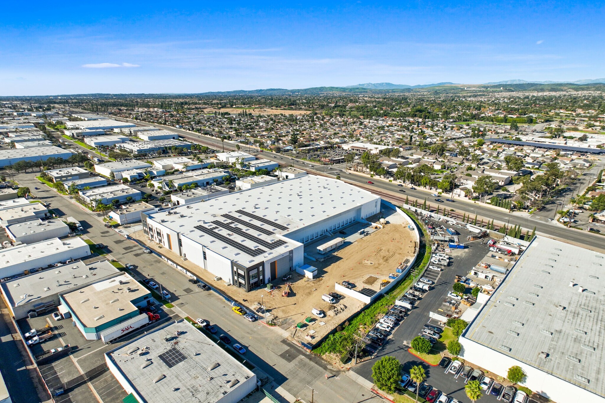 5235 E Hunter Ave, Anaheim, CA à louer Photo de l’immeuble– Image 1 sur 4