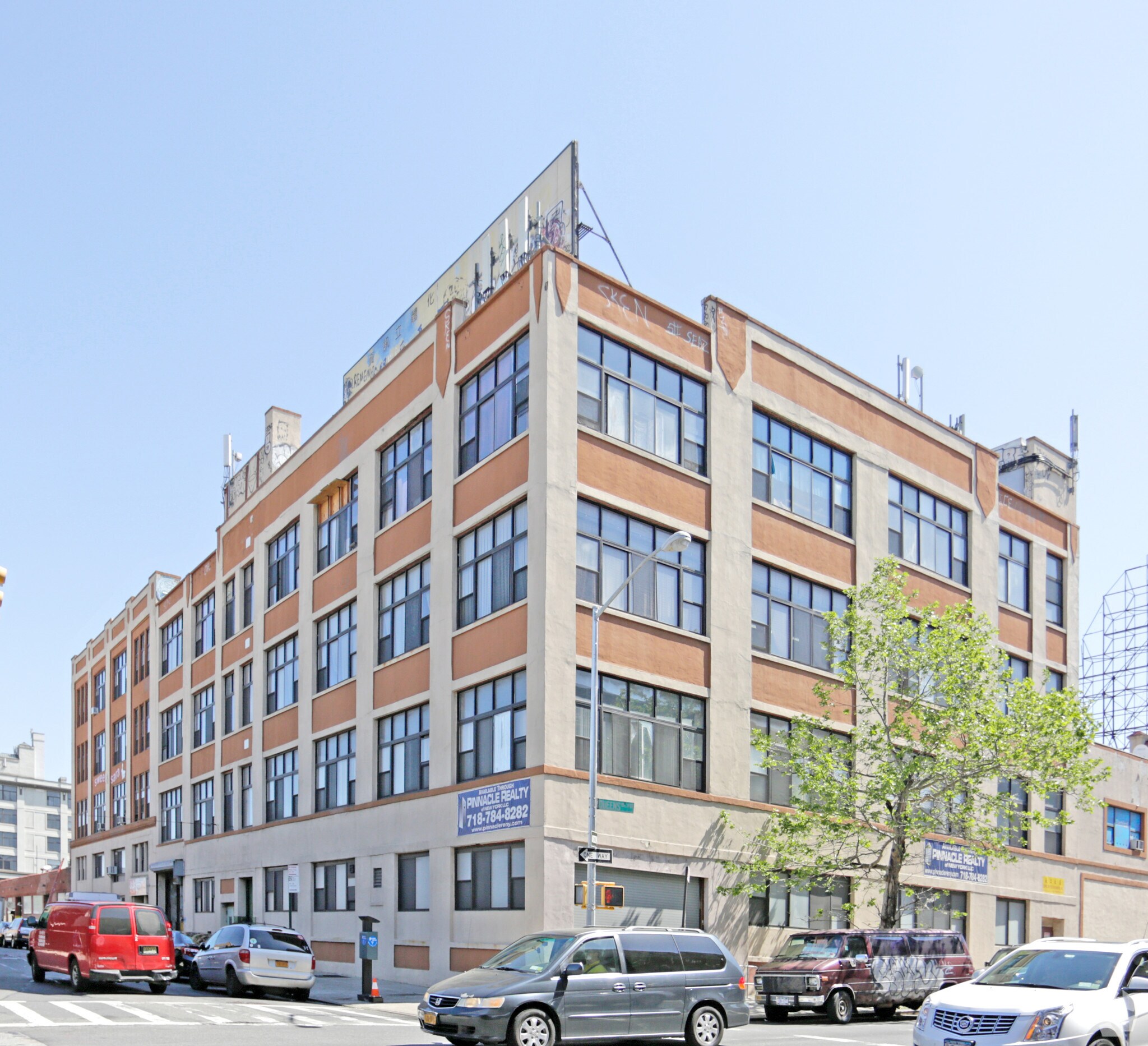 33-01 Queens Blvd, Long Island City, NY à louer Photo de l’immeuble– Image 1 sur 7