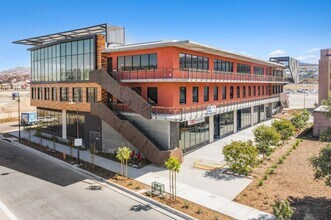 27651 Lincoln Pl, Santa Clarita, CA à louer Photo de l’immeuble– Image 2 sur 7