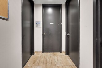 700 Dorval Dr, Oakville, ON à louer Photo intérieure– Image 2 sur 8