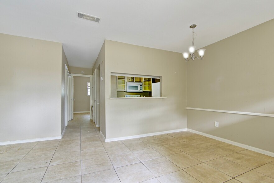 1810 Koster Rd, Alvin, TX à vendre - Photo intérieure – Image 2 sur 25
