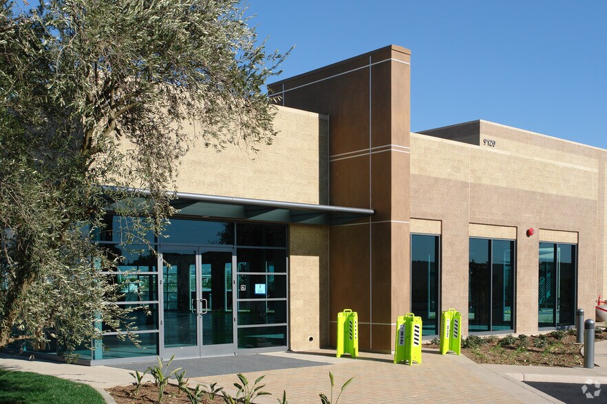 9110 Irvine Center Dr, Irvine, CA à louer - Photo de l’immeuble – Image 2 sur 14