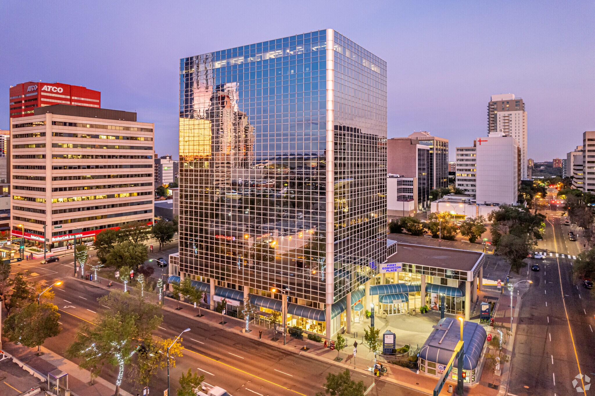 10665 Jasper Ave, Edmonton, AB à louer Photo principale– Image 1 sur 16