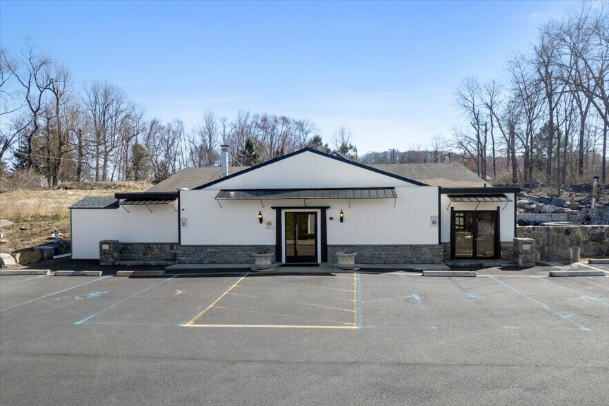 439 Candlewood Lake Rd, Brookfield, CT à louer - Photo de l’immeuble – Image 2 sur 22