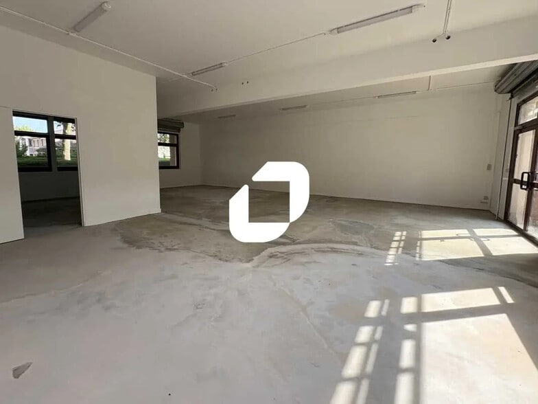 Local d’activités dans Voisins-le-Bretonneux à louer - Photo de l’immeuble – Image 2 sur 11