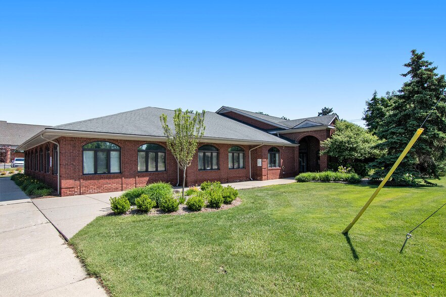 645 Barclay Cir, Rochester Hills, MI à louer - Photo de l’immeuble – Image 2 sur 22