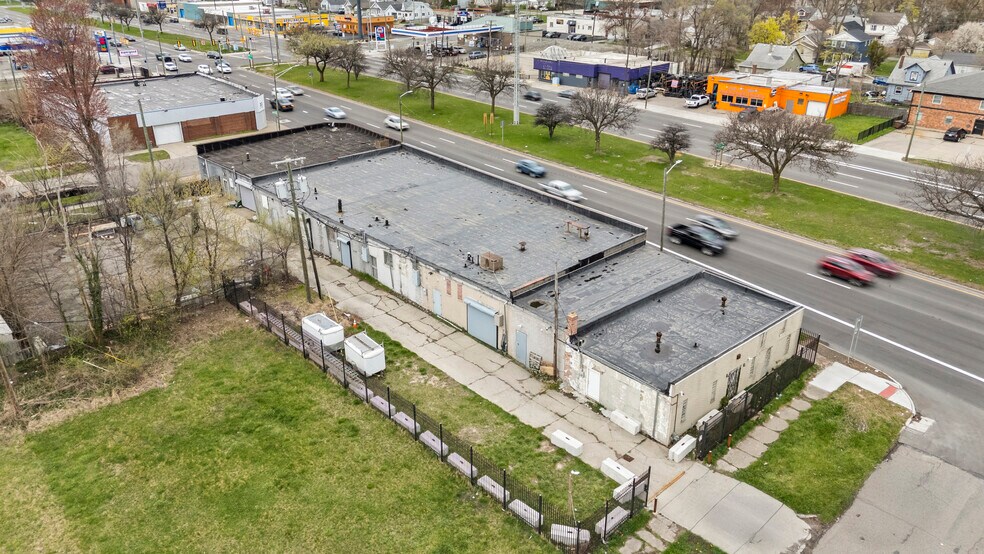 300 E 8 Mile Rd, Detroit, MI à vendre - Photo de l’immeuble – Image 1 sur 11