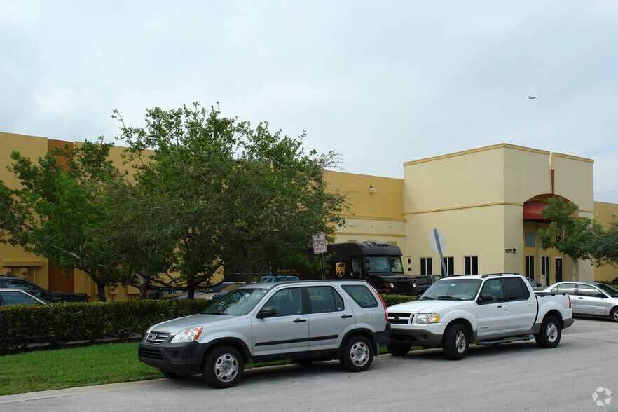 10570 NW 37th Ter, Miami, FL à louer - Photo de l’immeuble – Image 3 sur 5