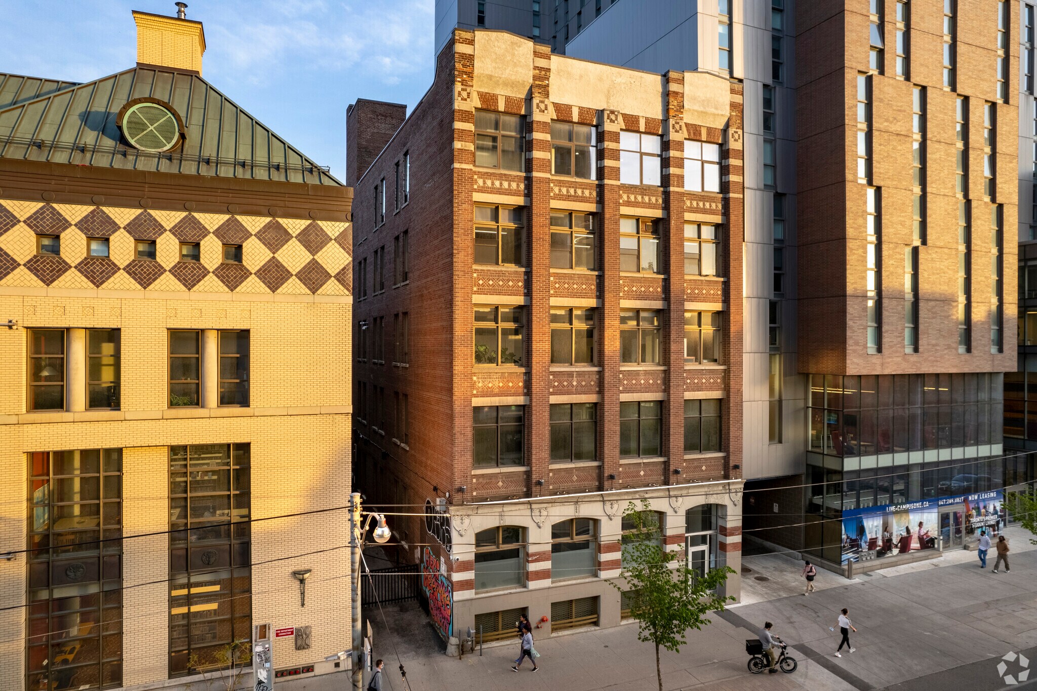 243 College St, Toronto, ON à louer Photo principale– Image 1 sur 5