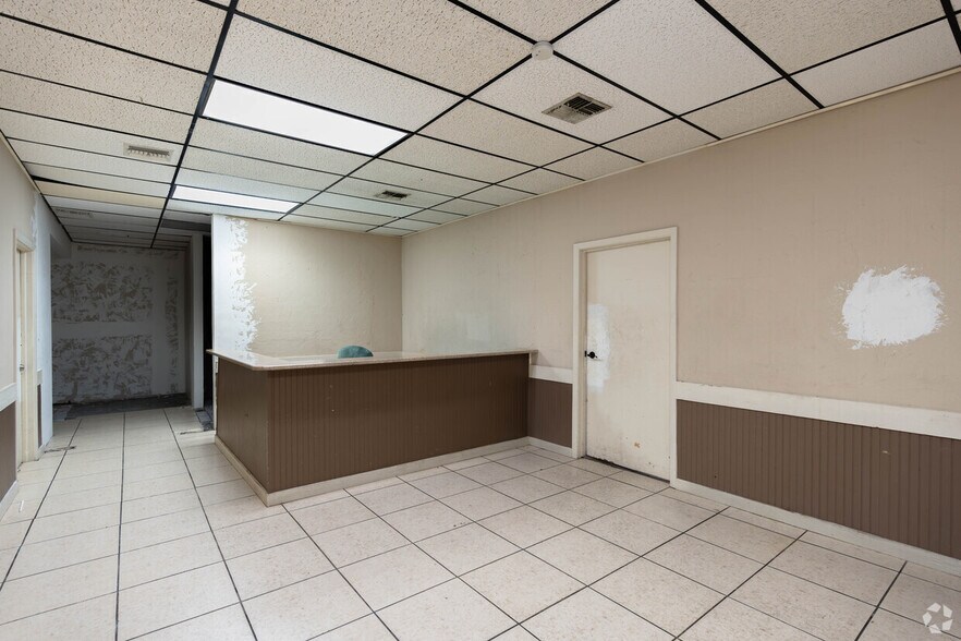 2150 Collier Ave, Fort Myers, FL à louer - Photo intérieure – Image 3 sur 3