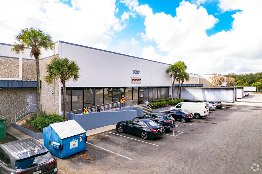 9201 King Palm Dr, Tampa, FL à louer - Photo principale – Image 1 sur 10