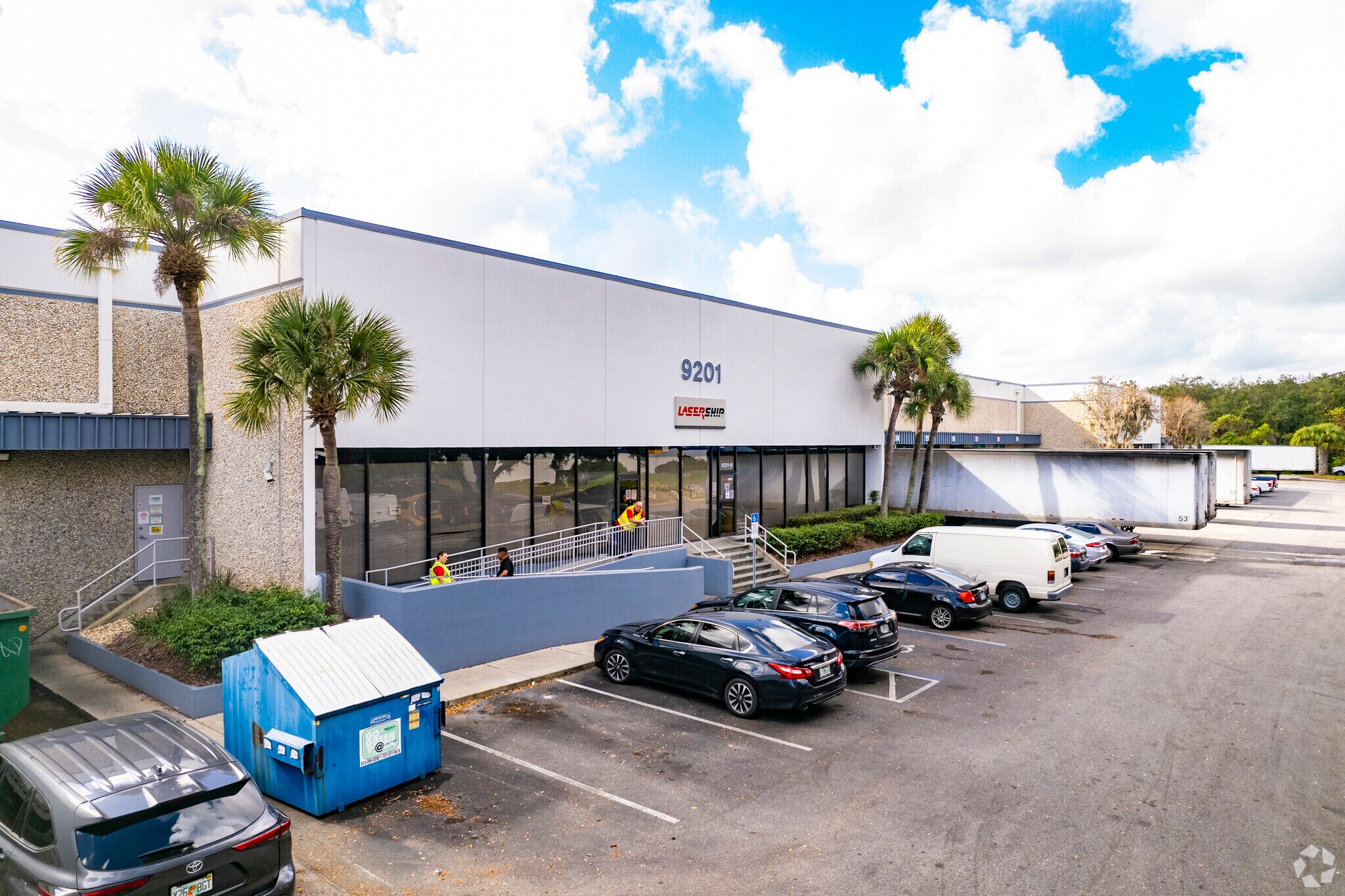 9201 King Palm Dr, Tampa, FL à louer Photo principale– Image 1 sur 11
