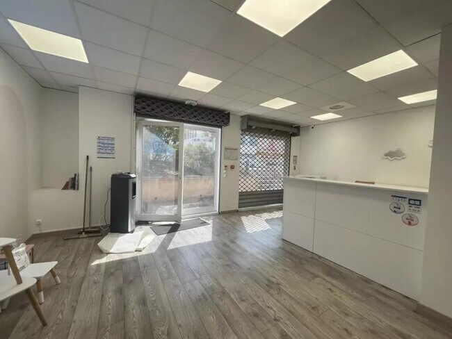 Plus de détails pour Local commercial à louer