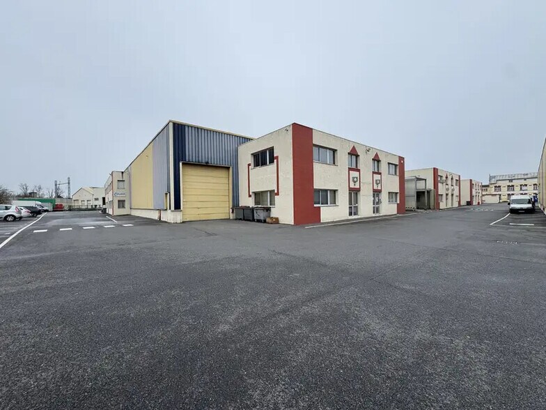 Local d’activités dans Bezons à louer - Photo de l’immeuble – Image 1 sur 1