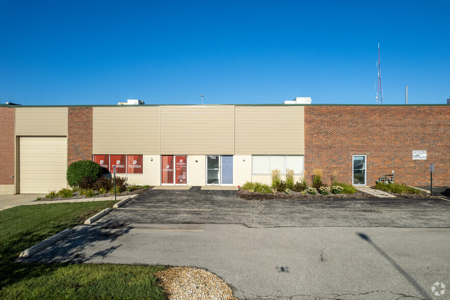 736-776 Industrial Dr, Elmhurst, IL à louer - Photo de l’immeuble – Image 3 sur 12