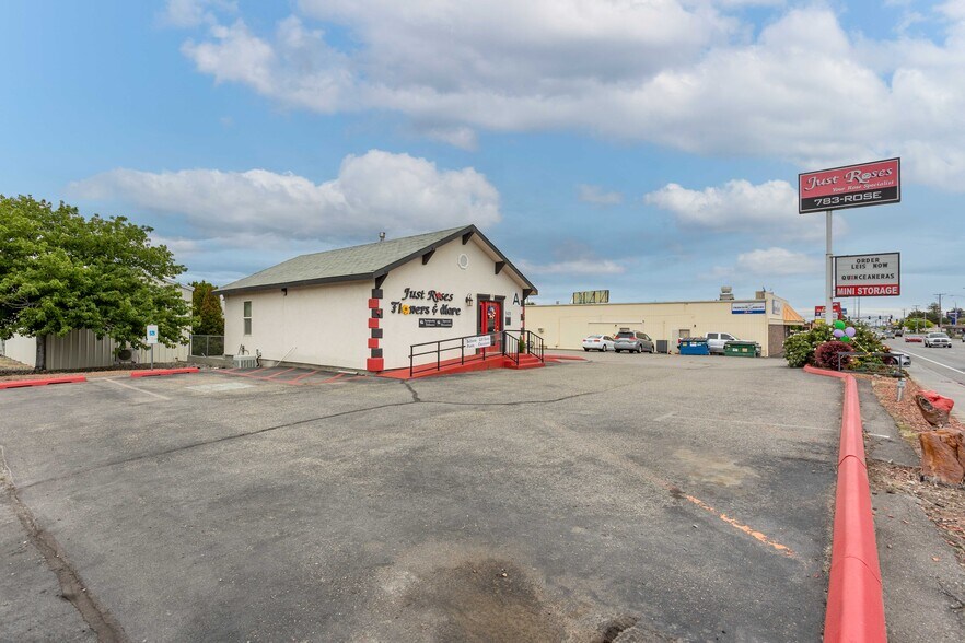 5428 W Clearwater Ave, Kennewick, WA à louer - Photo de l’immeuble – Image 2 sur 79