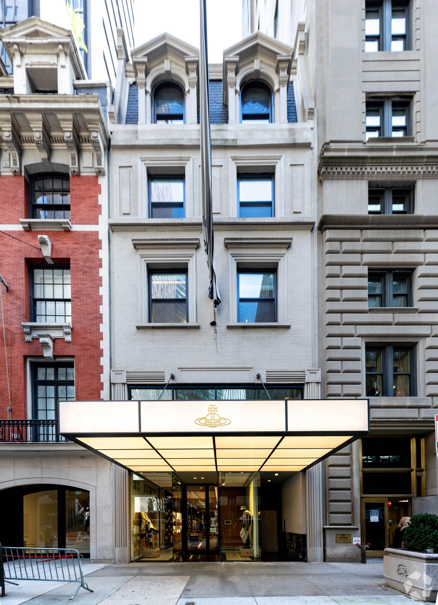 14 E 55th St, New York, NY à louer Photo de l’immeuble– Image 1 sur 21