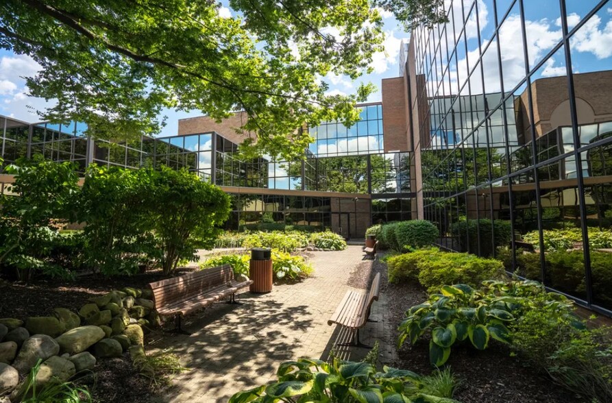 29200 Northwestern Hwy, Southfield, MI à vendre - Photo de l’immeuble – Image 2 sur 8