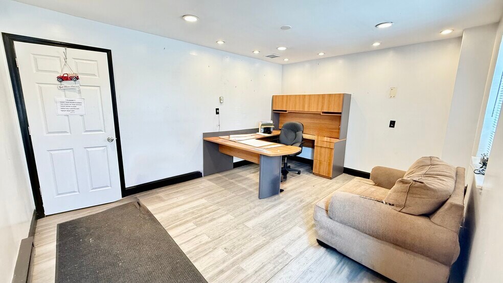 39 Maple Pl, Amityville, NY à vendre - Hall d’entrée – Image 2 sur 10