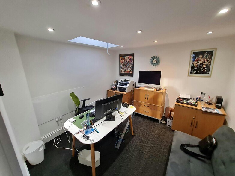 223 Upper Richmond Rd, Londres à vendre - Photo de l’immeuble – Image 3 sur 6