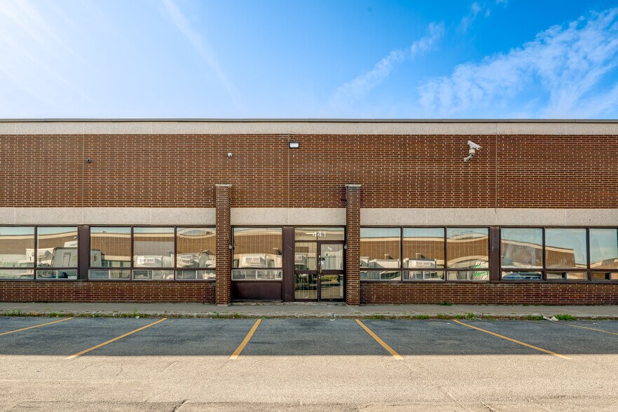 295-455 Deslauriers Rue, Saint-Laurent, QC à louer - Photo de l’immeuble – Image 2 sur 18