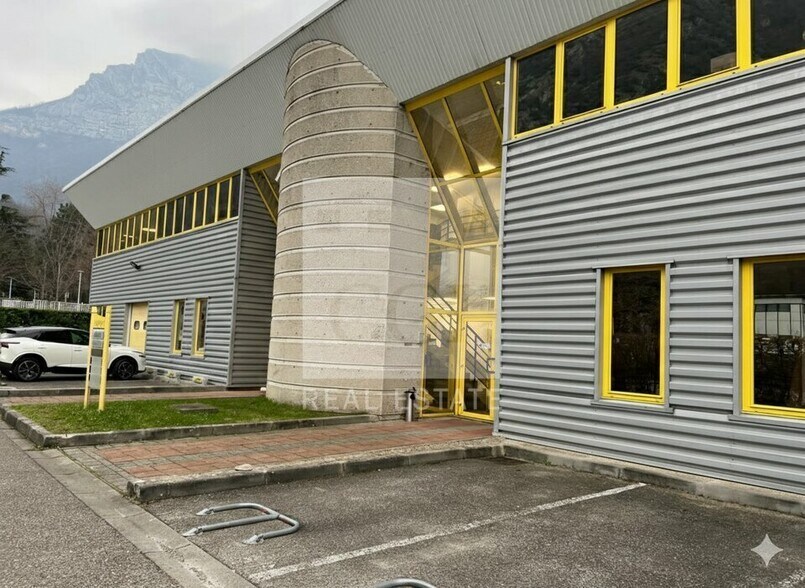 Bureau dans SAINT EGREVE à louer - Photo de l’immeuble – Image 1 sur 6