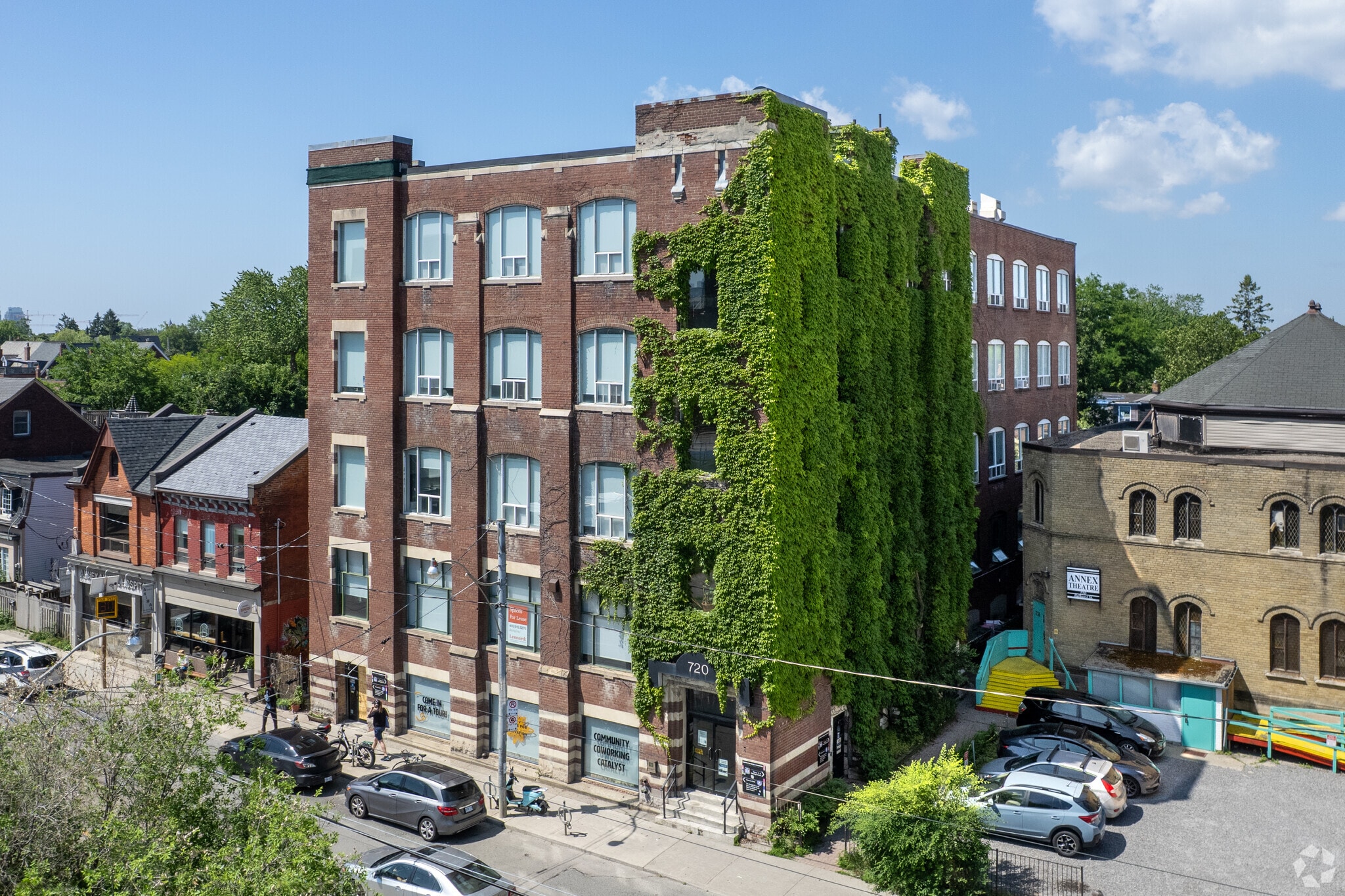 720 Bathurst St, Toronto, ON à louer Photo de l’immeuble– Image 1 sur 3