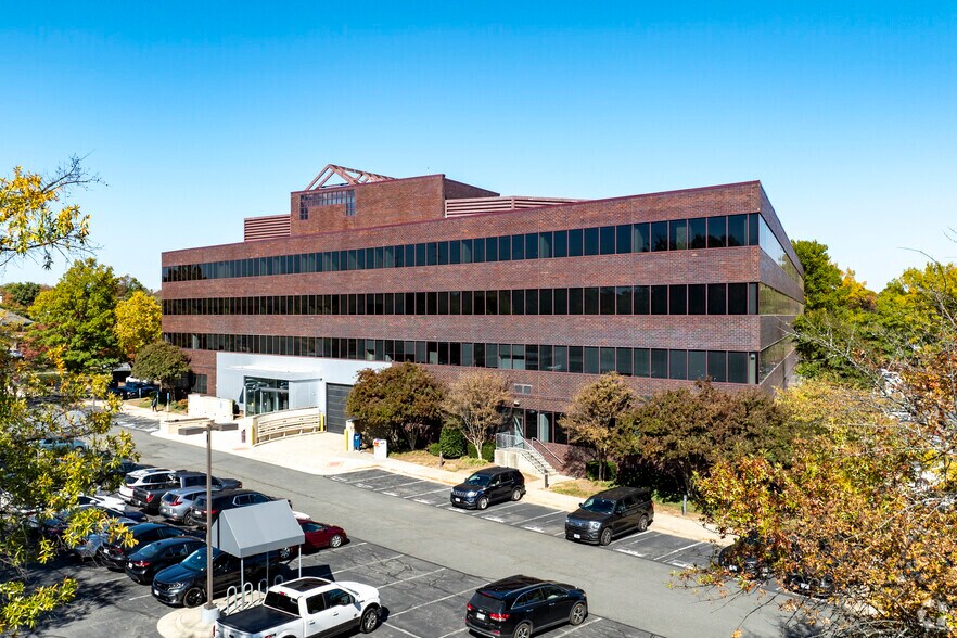 381 Elden St, Herndon, VA à louer - Photo de l’immeuble – Image 2 sur 27